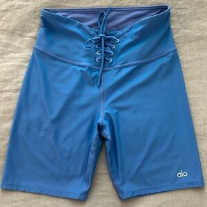 Alo Yoga - HIGH-WAIST IRIDESCENT SHORT - MARINA IRIDESCENT